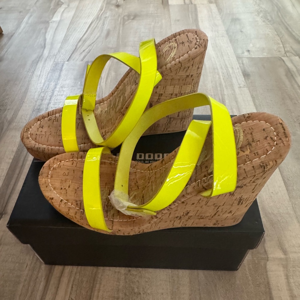 Women’s Cape Robbin Danyi Wedge Sandals - Picture 3 of 6